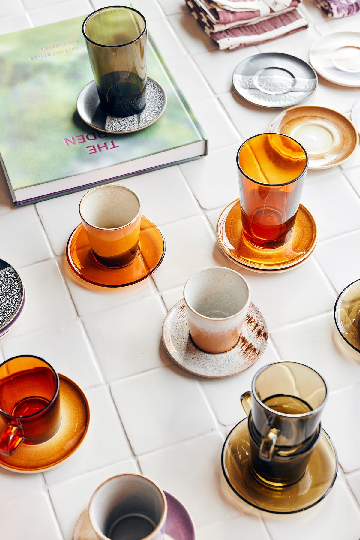 70s Glassware – Untertassen, Amber Brown (4-Set) – HKLIVING – Ansicht 4