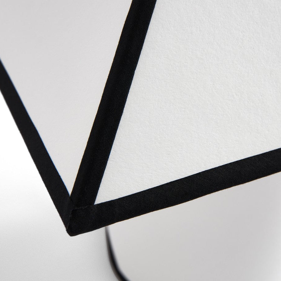 Ava Pyramid Tischleuchte