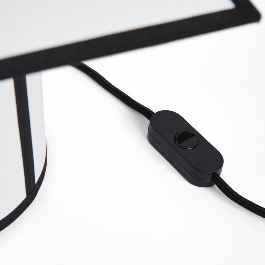 Ava Pyramid Tischleuchte