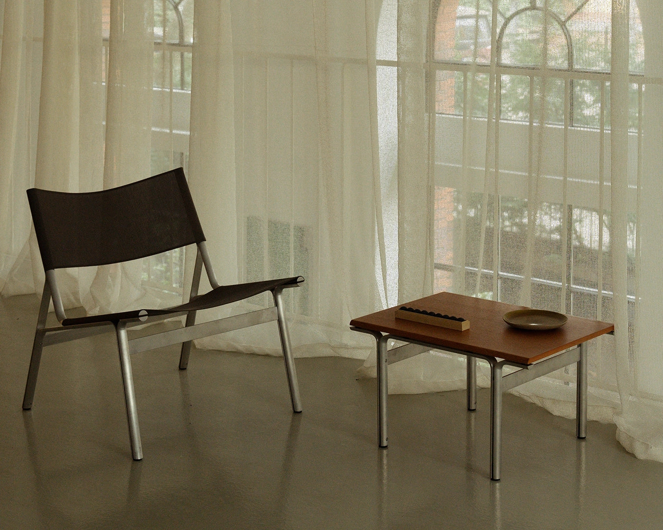 Union Easy Chair – Aluminum / Taupe Mesh