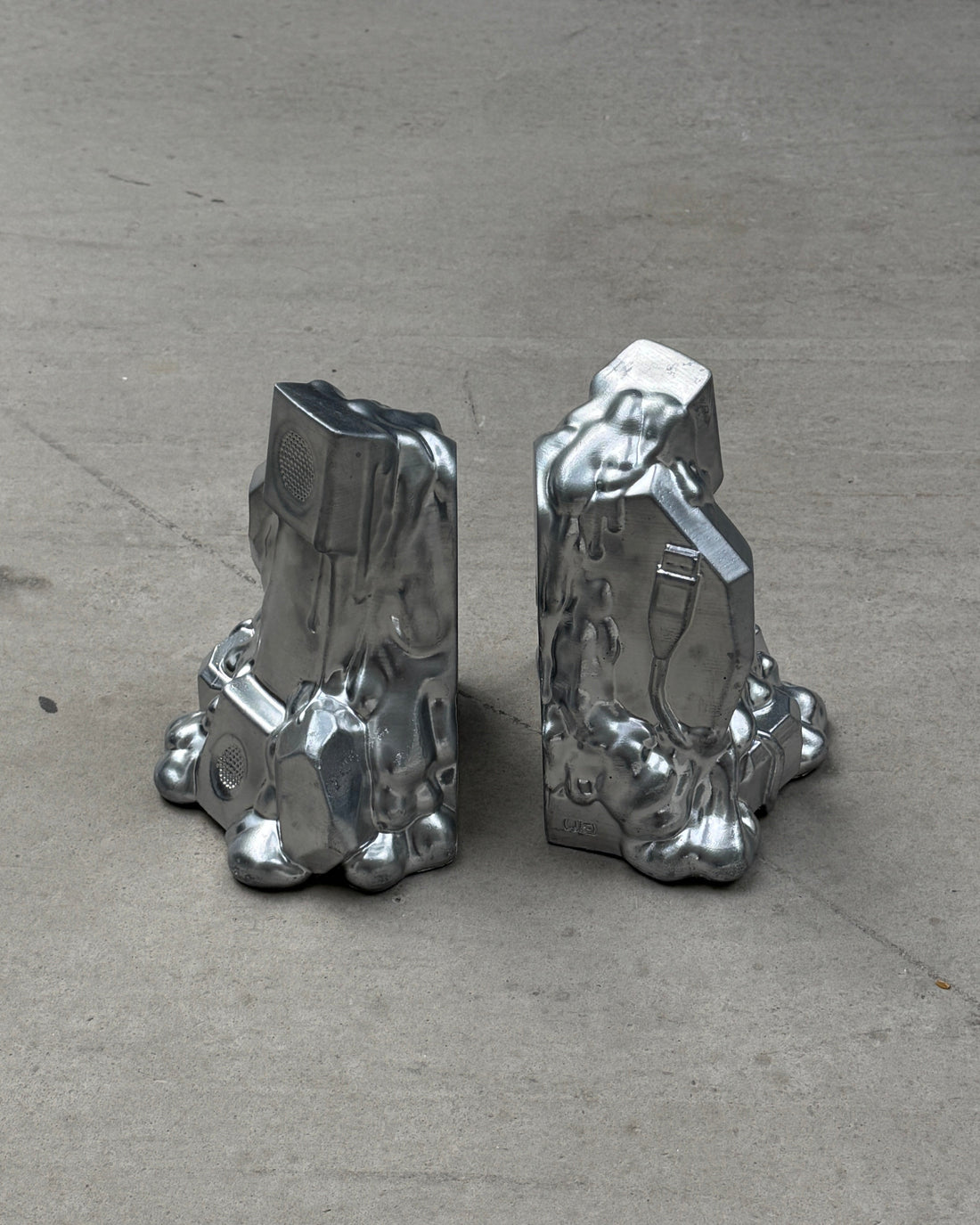Metallic Small Pile Buchstütze