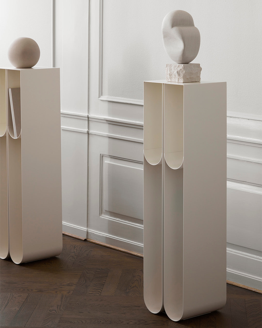 Curved Pedestal Beige