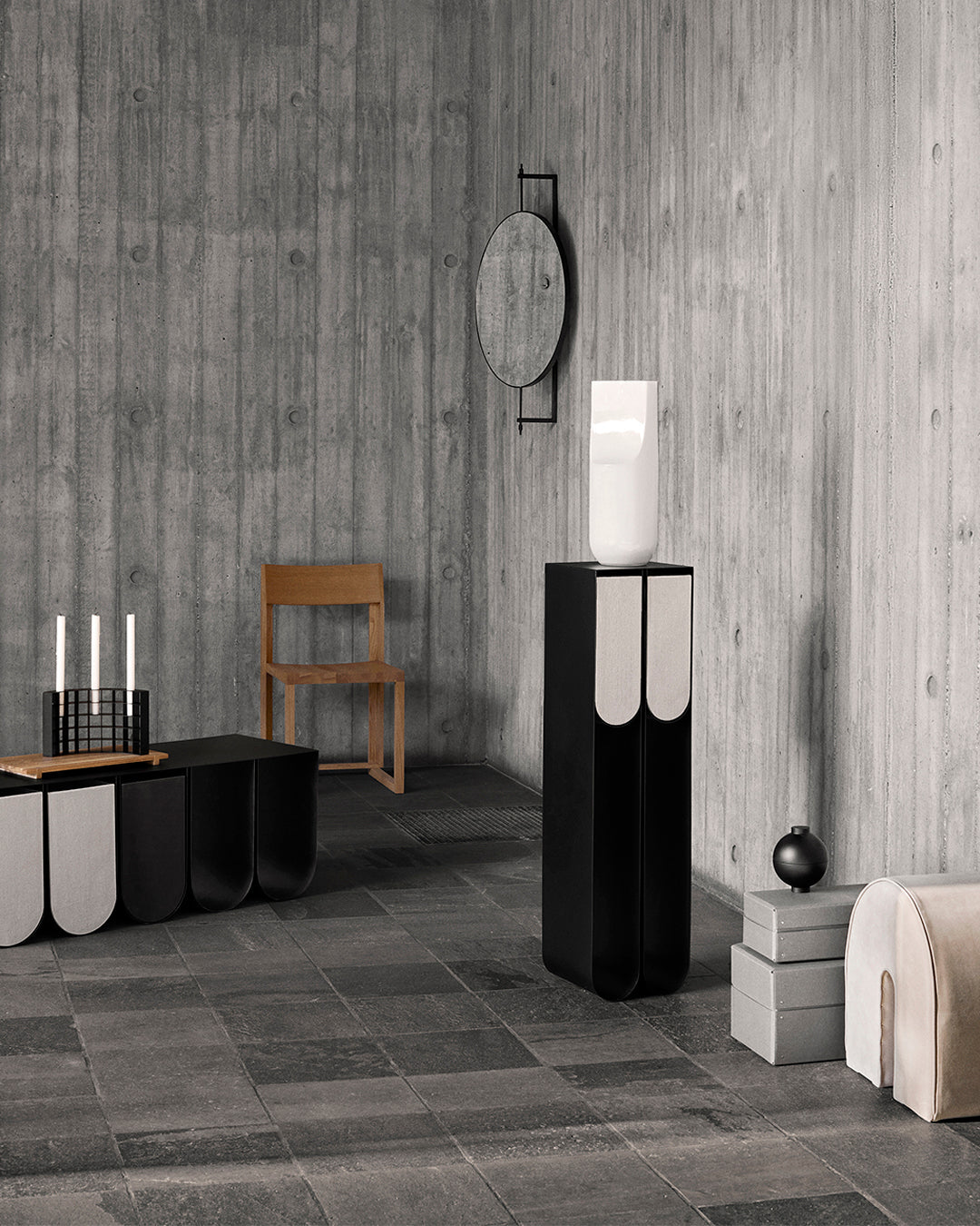 Curved Pedestal Schwarz 