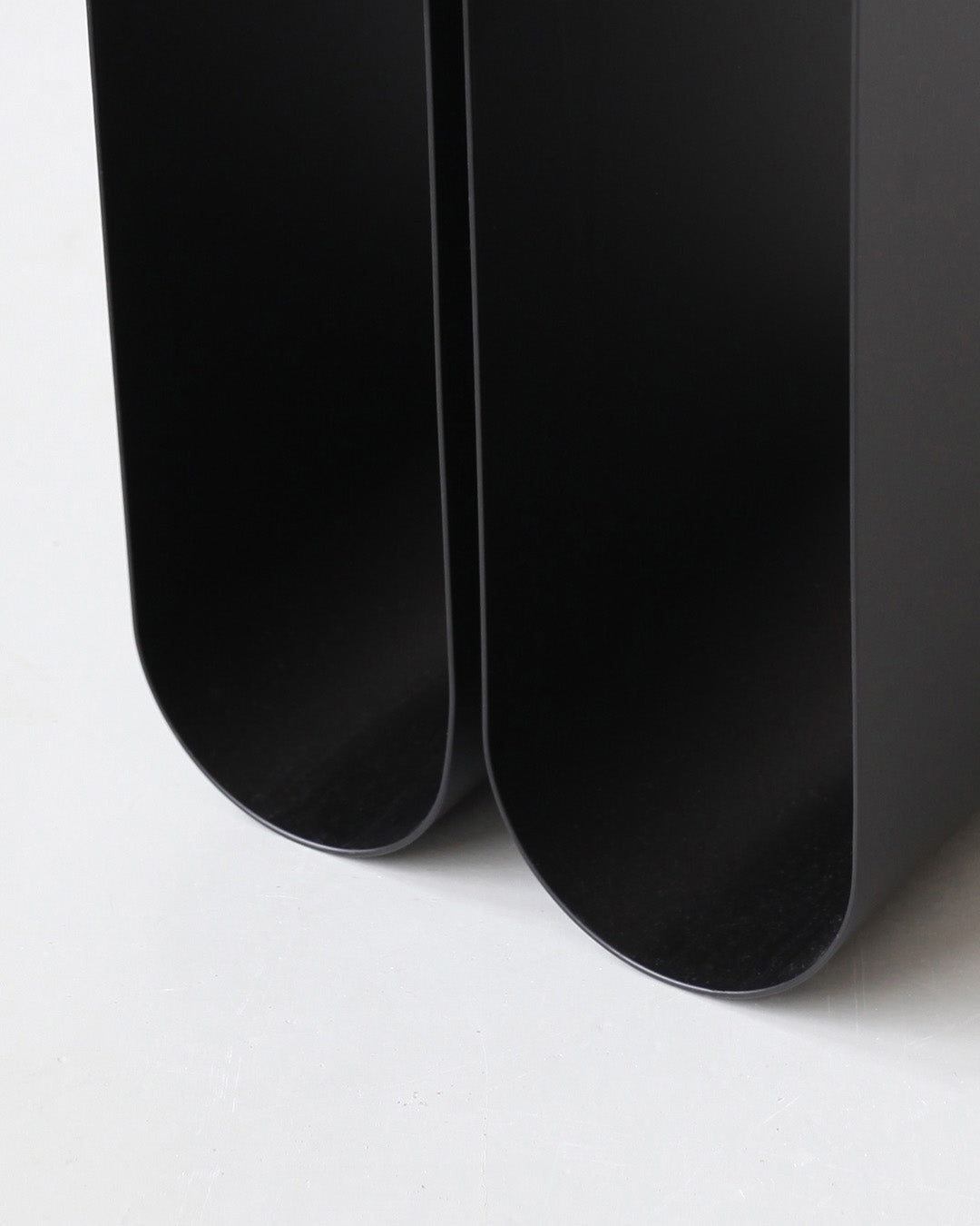 Curved Pedestal Black