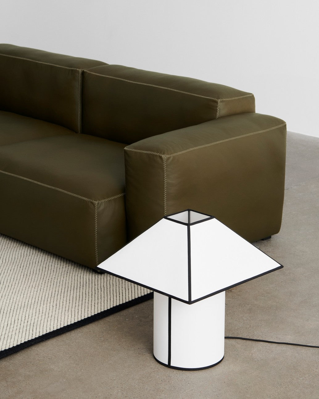 Ava Pyramid Tischleuchte