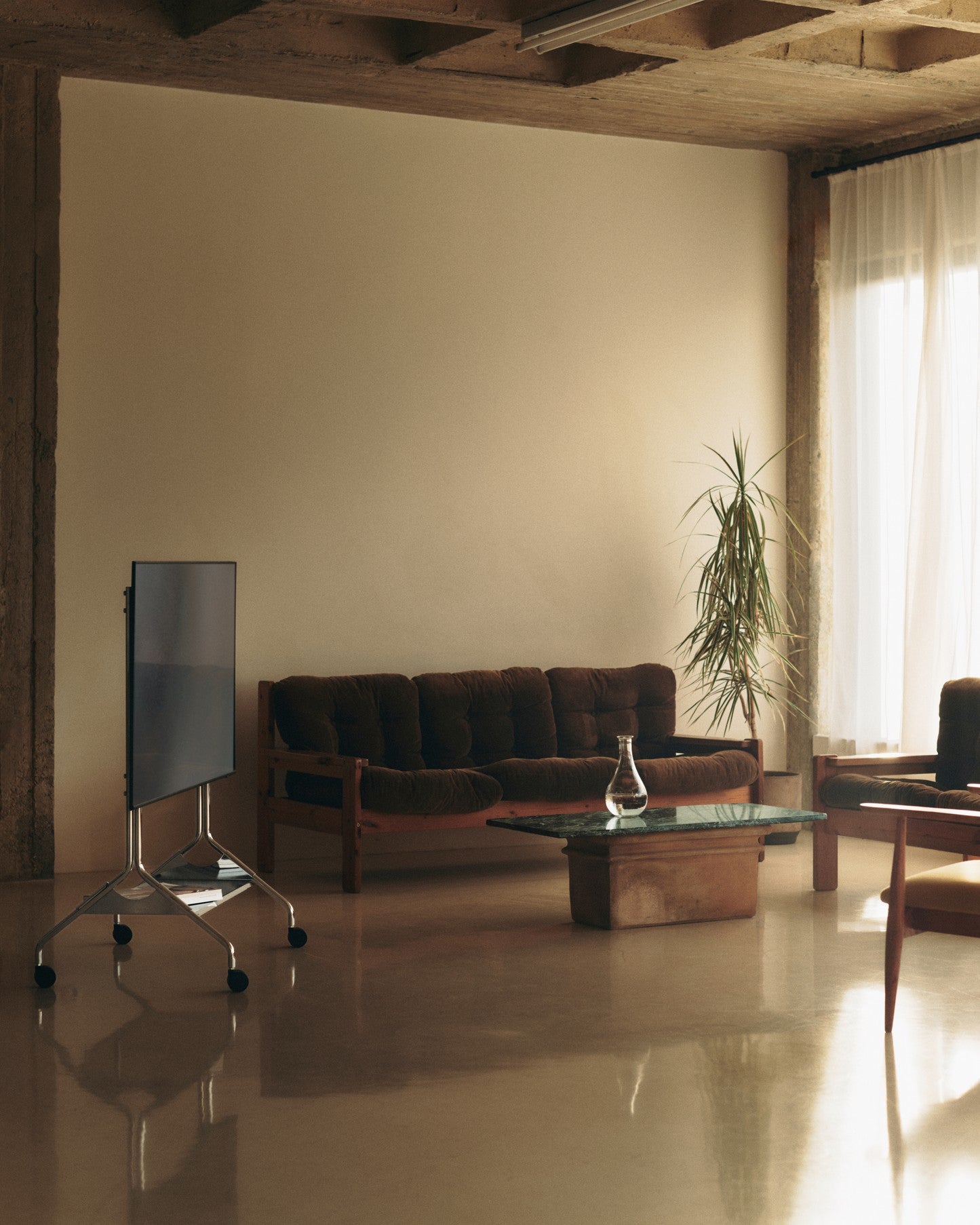 Moon Rollin' TV-Stand - Chrome