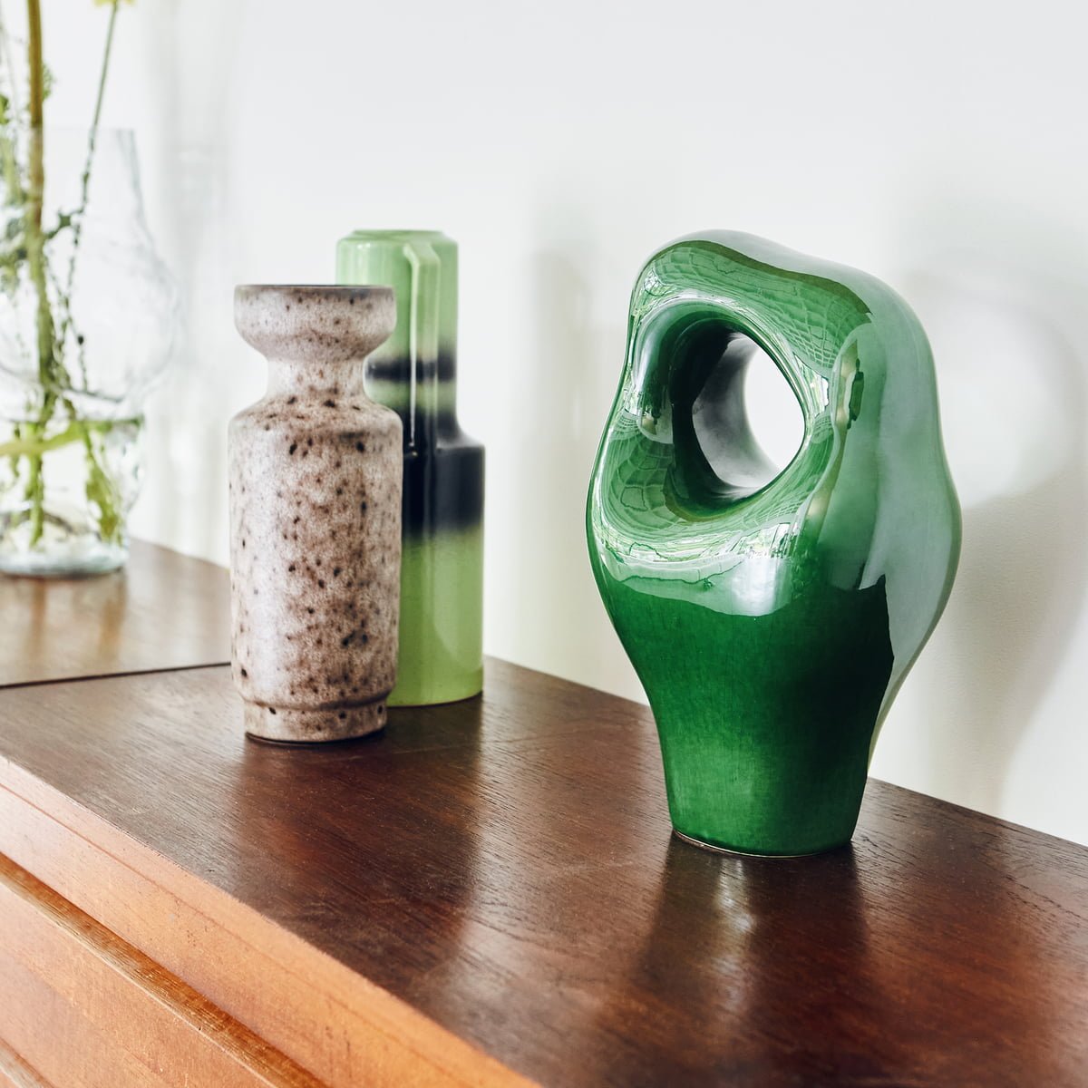 Ceramic Sculpture - Glossy Green Skulptur by HKLIVING