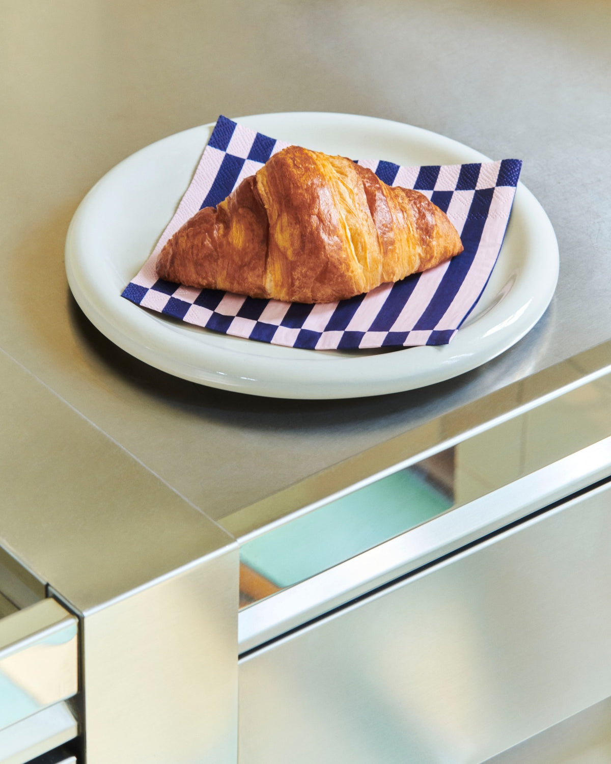 Barro Plate Set of 2 - Lifestyle - HAY