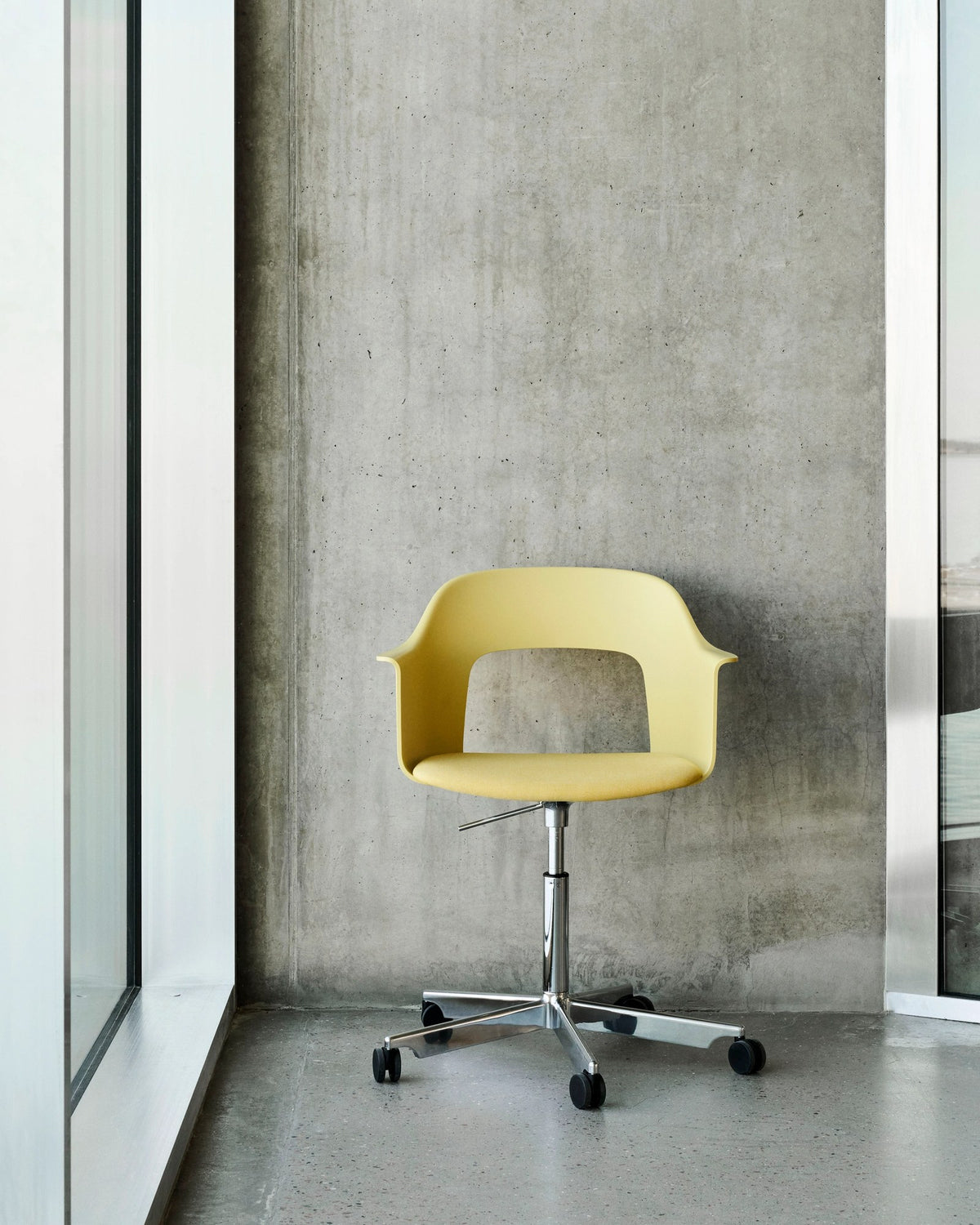 Layout Armchair 243 with 5 Star Swivel Base - Lifestyle - HAY