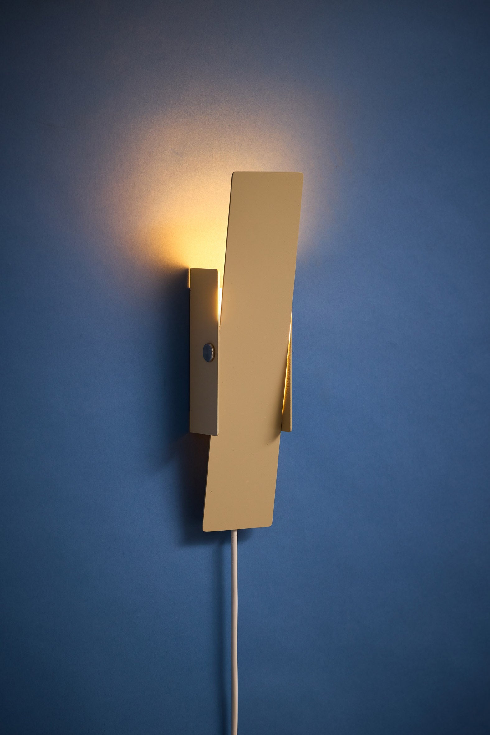 Pivoting Wall Lamp