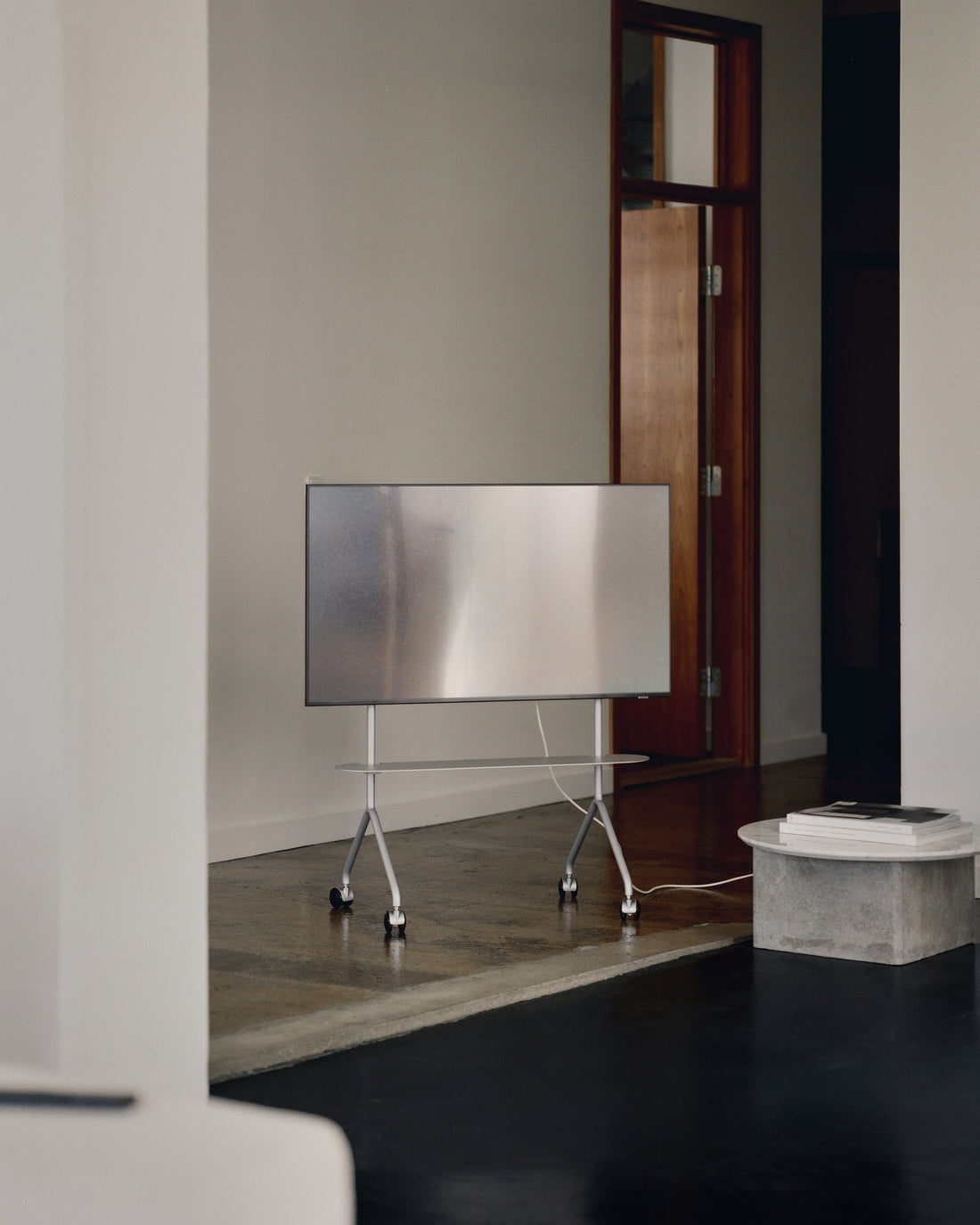 Pedestal Moon Cloudy Silver