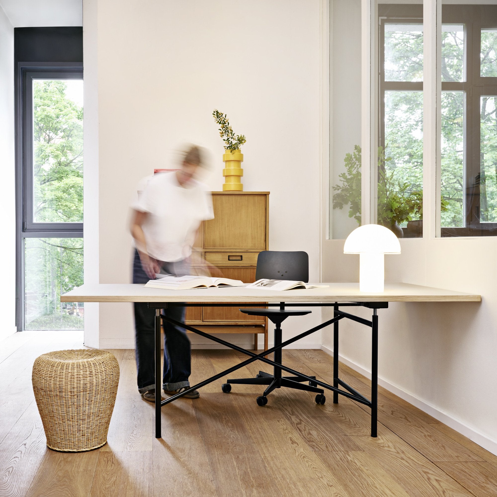 Eiermann 1 Tisch M – Mechanisch höhenverstellbar